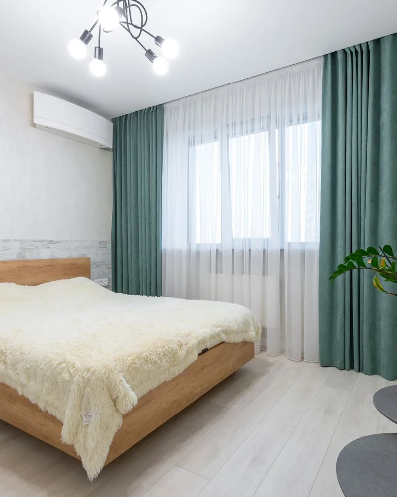 Une chambre claire et apaisante, avec une plante verte