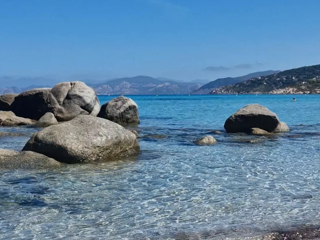 Eau claire et rochers de granit sur une plage de Corse