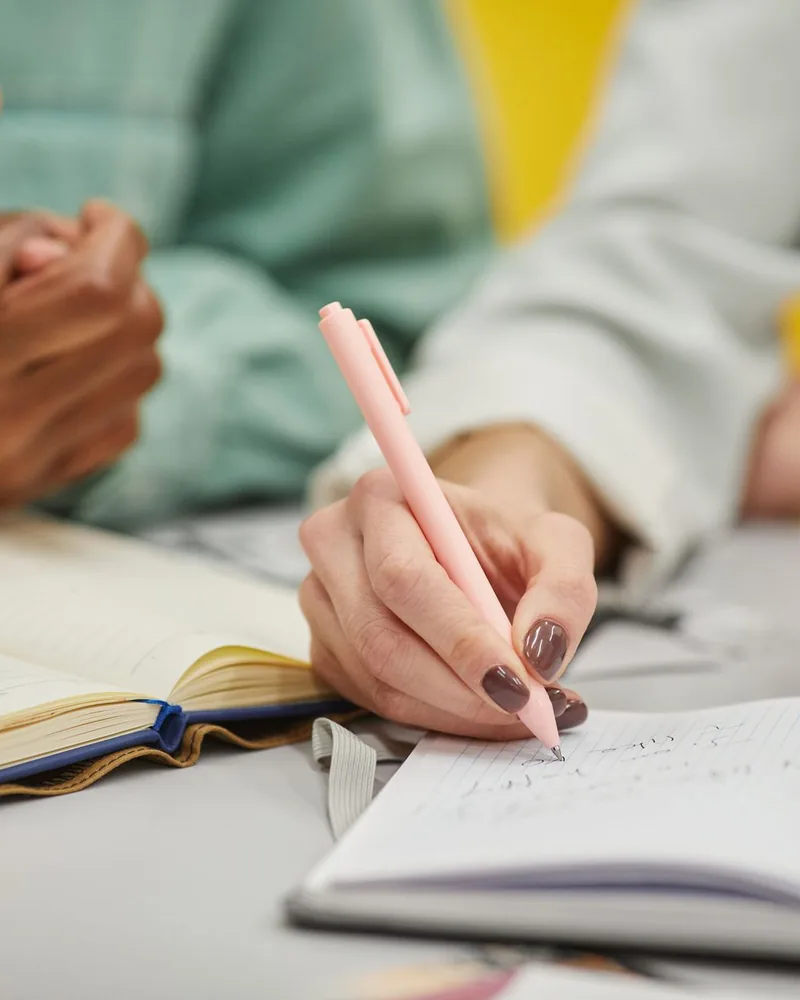 Prise de notes &agrave; plusieurs autour d'une table de r&eacute;union