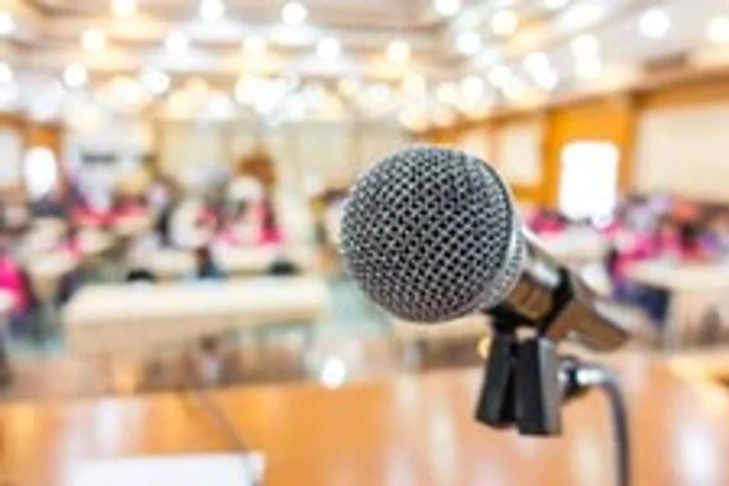 Un micro face à la salle, avant une conférence