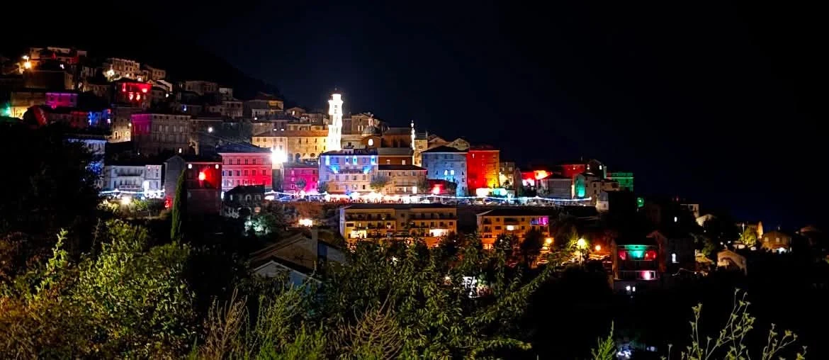 Le village de Marie-Ange Cucchi, ses maisons colorées illuminées à la nuit tombée